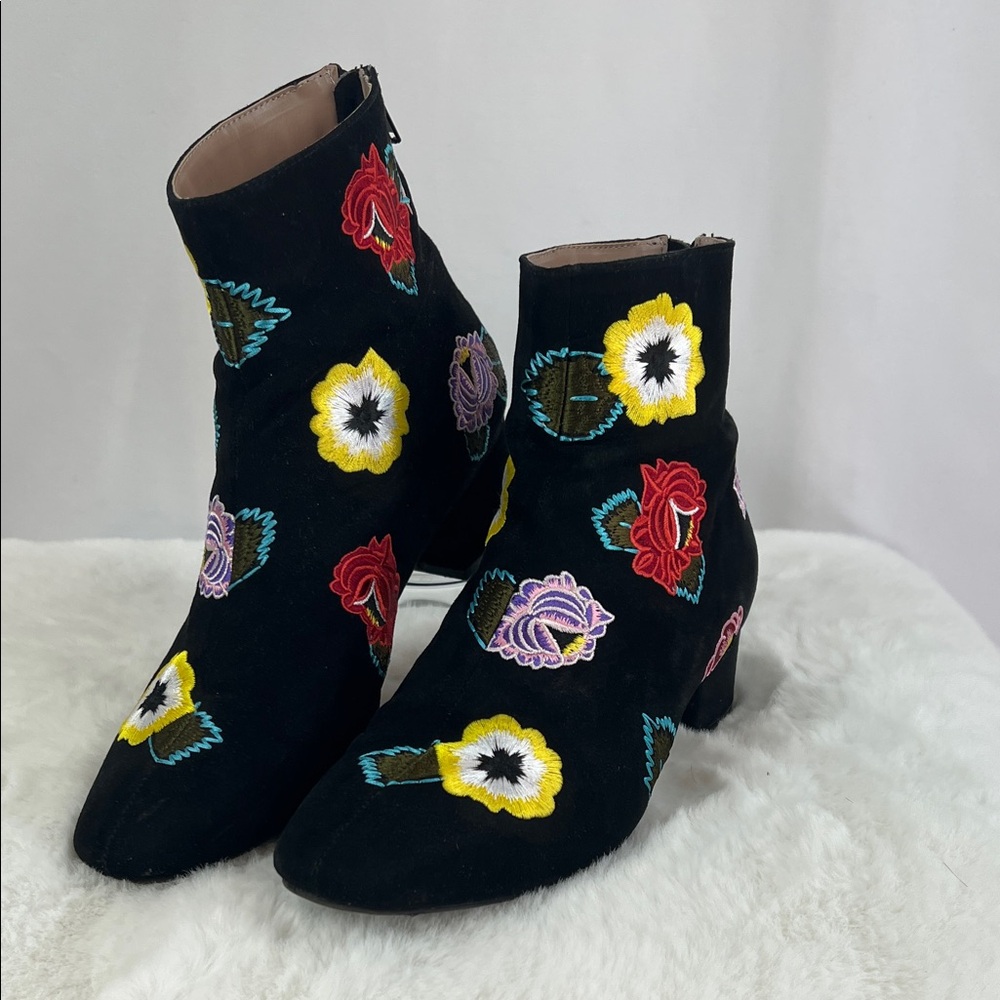 Betsy Johnson Twiggy booties 60’s vibe